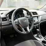 Équipements de sécurité voiture d’occasion : les 8 priorités Intérieur moderne et bien entretenu d’une voiture d’occasion, avec tableau de bord, volant et aides à la conduite visibles sous une lumière naturelle.